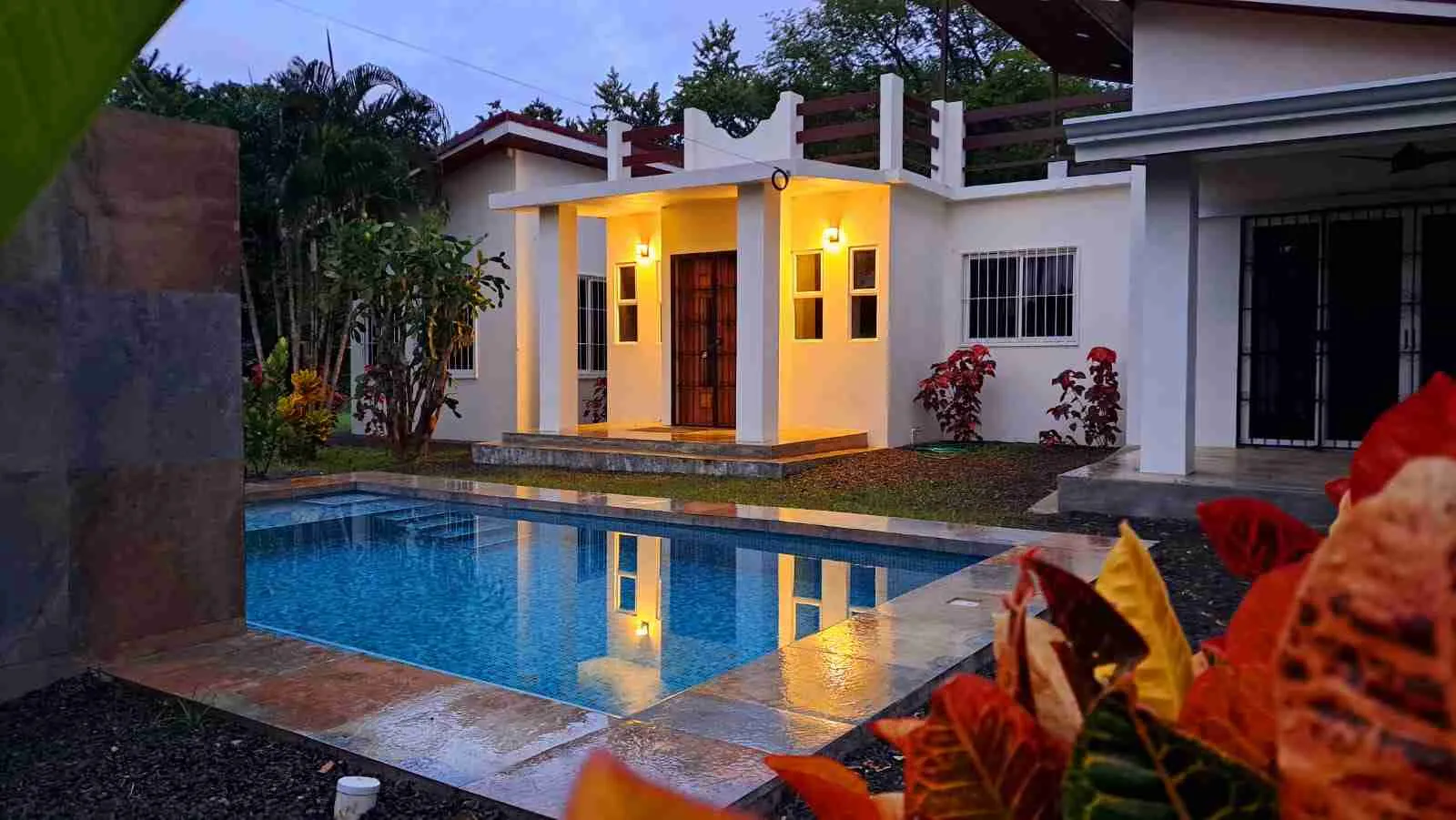 Casa de Hoy de noche en Playa Junquillal, Guanacaste