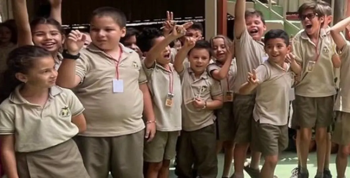 Estudiantes de primaria de Centro Educativo La Trinidad celebrando en el campus