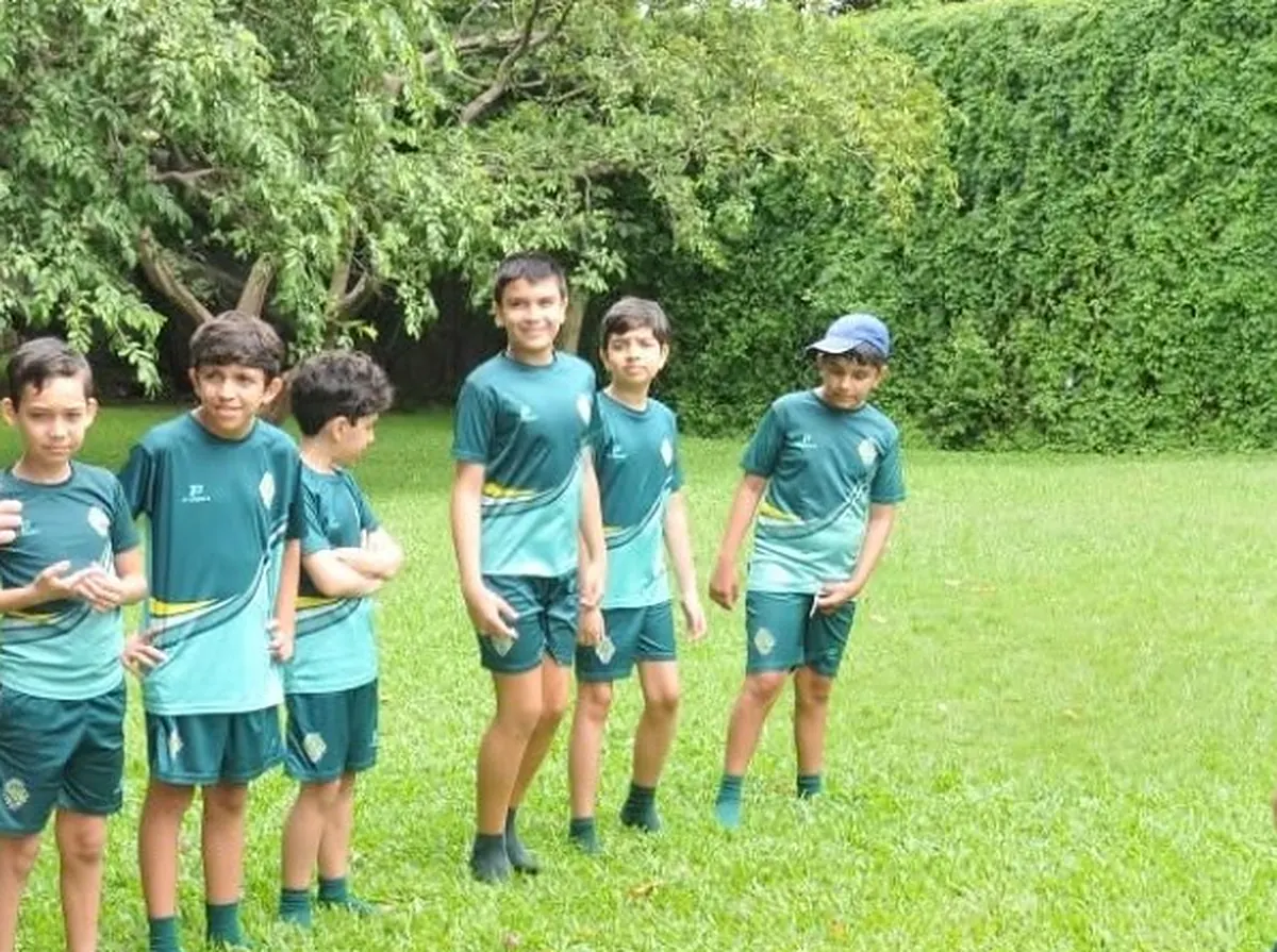 Estudiantes de Centro Educativo La Trinidad en clase de educación física al aire libre