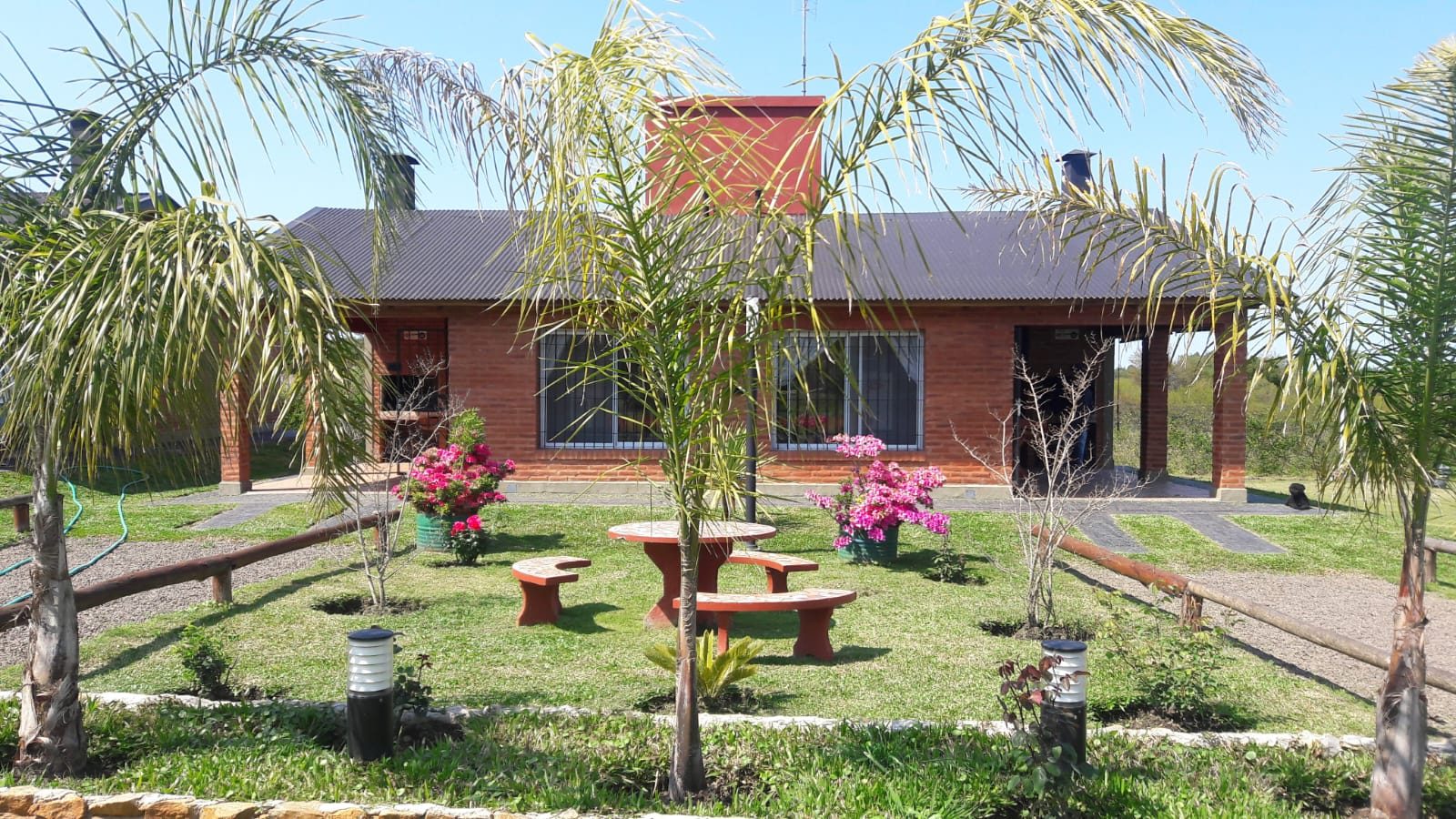 Cabaña y jardín en el predio de Lo Ti Penso