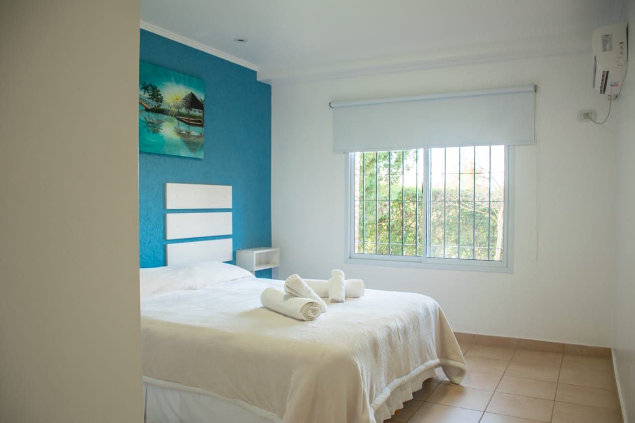 Habitación de cabaña con cama doble y toallas