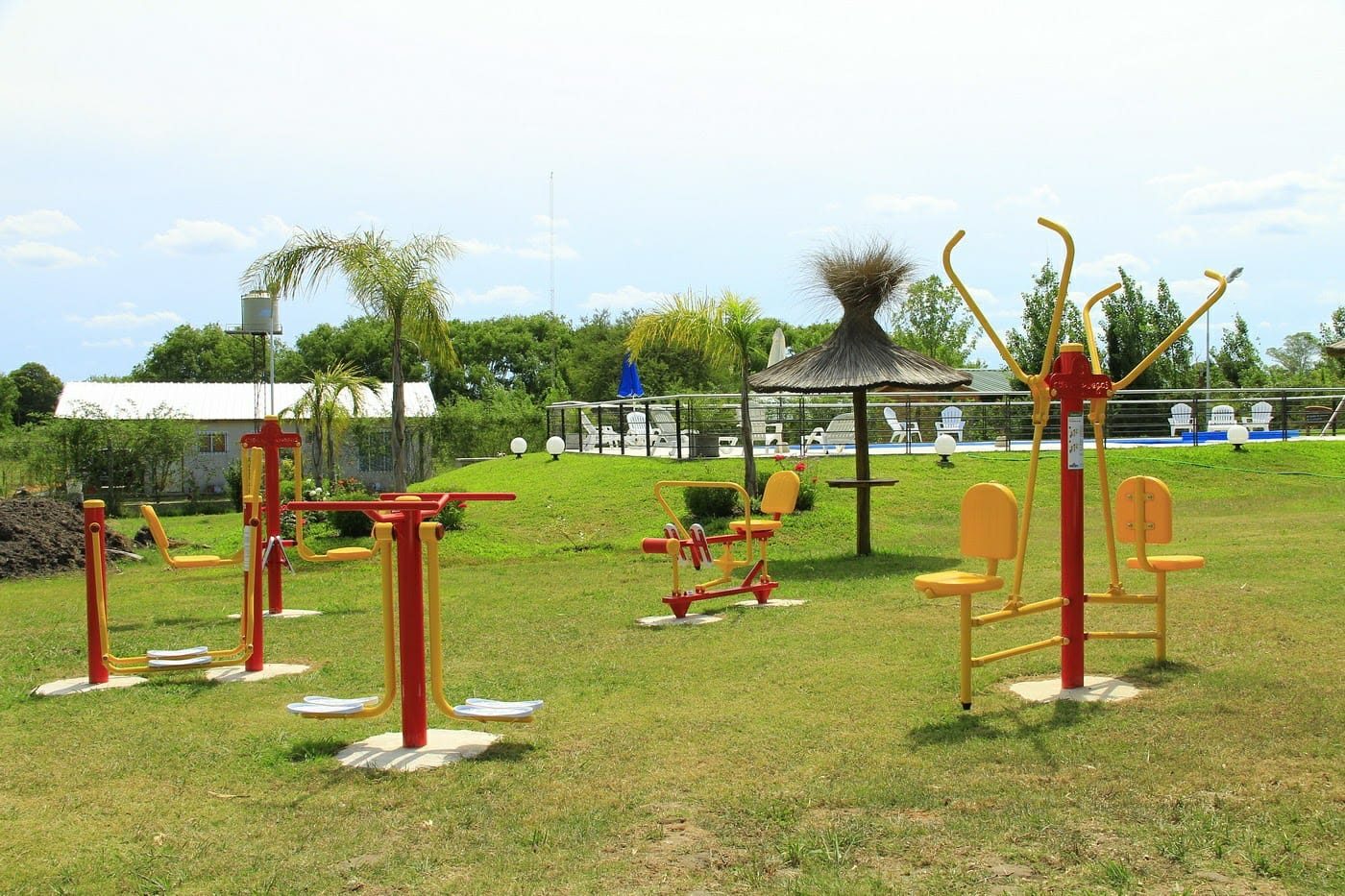 Gimnasio a cielo abierto en el parque