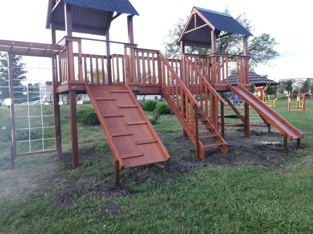 Juegos de madera en el parque