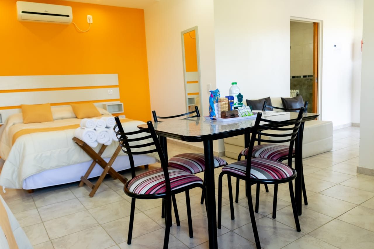 Monoambiente con cama, mesa y cocina integrada
