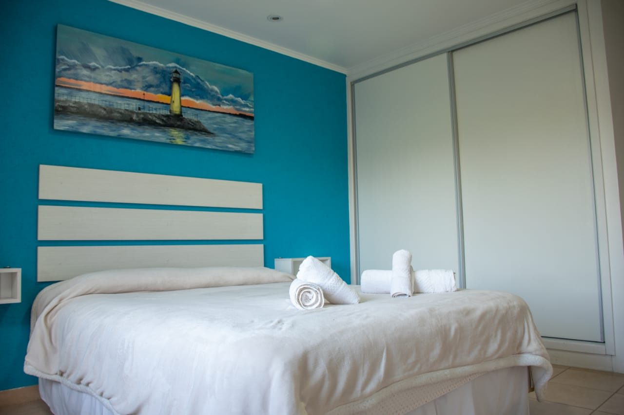 Habitación de cabaña con pared azul y placard