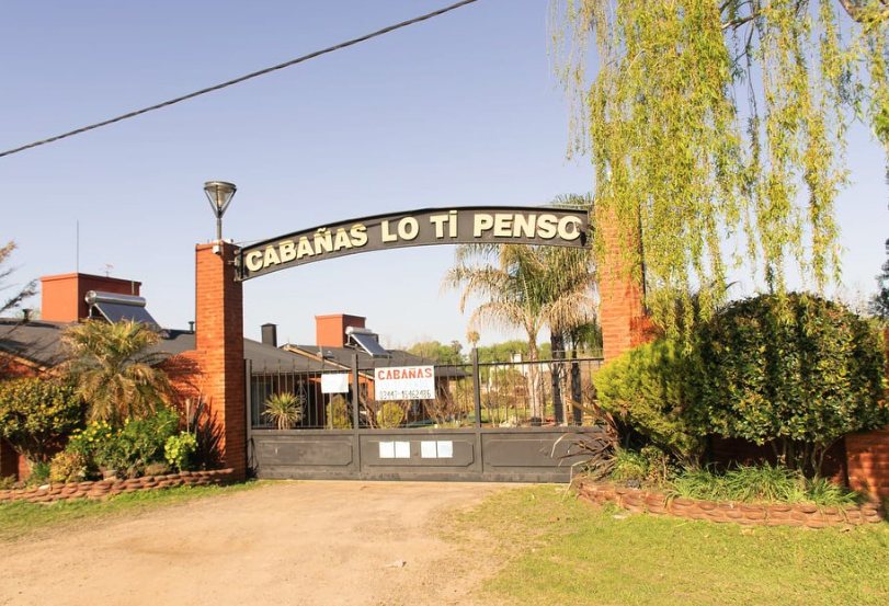 Portón de ingreso a Cabañas Lo Ti Penso