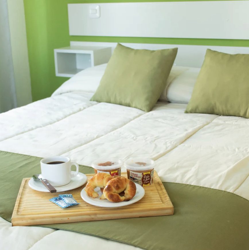 Desayuno de cortesía servido en la habitación