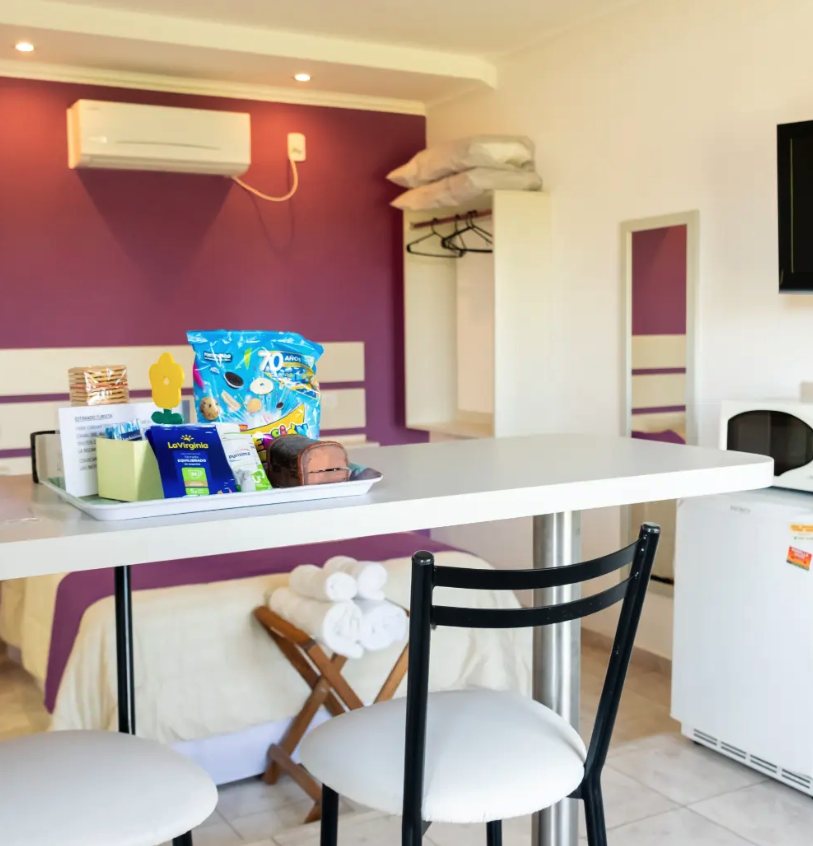 Monoambiente con mesa, cocina y cama