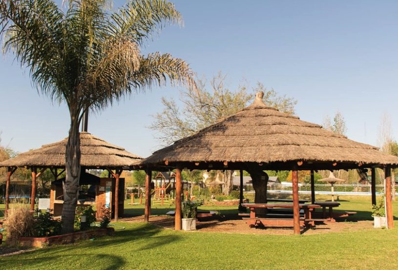 Quinchos de paja en el parque de Lo Ti Penso