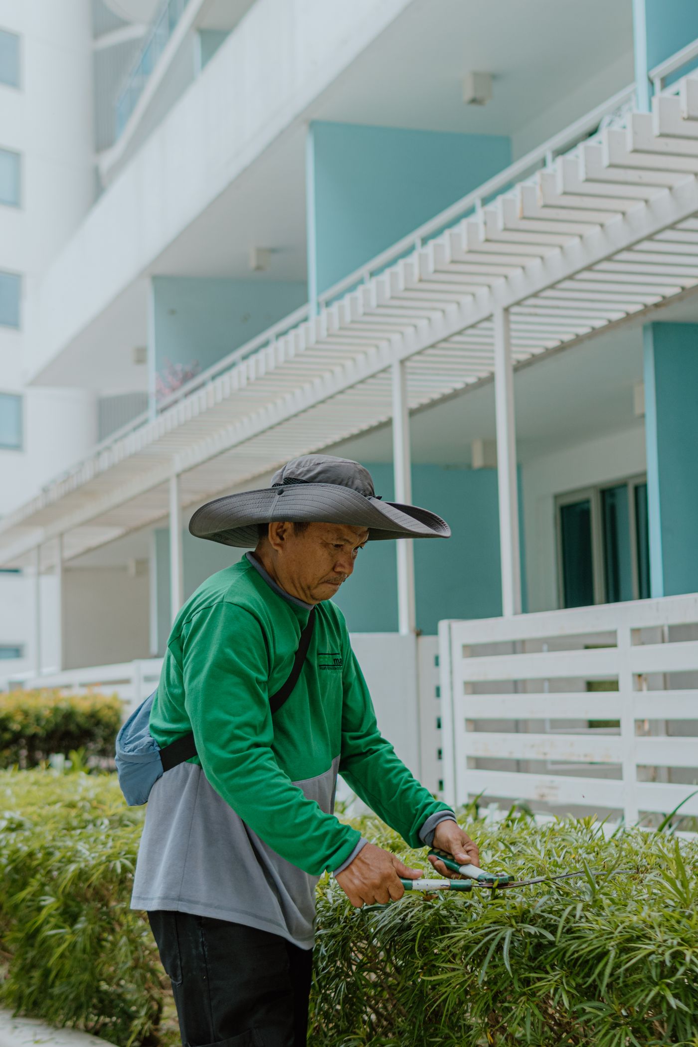 Personal de mantenimiento podando setos del condominio